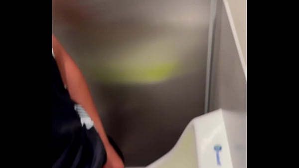 Mayate Ense&ntilde;ando La Verga En Ba&ntilde;o Publico thumbnail