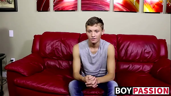 Matthew zeigt seinen entz&uuml;ckenden Twinkk&ouml;rper und wichst seinen Schwanz ab 