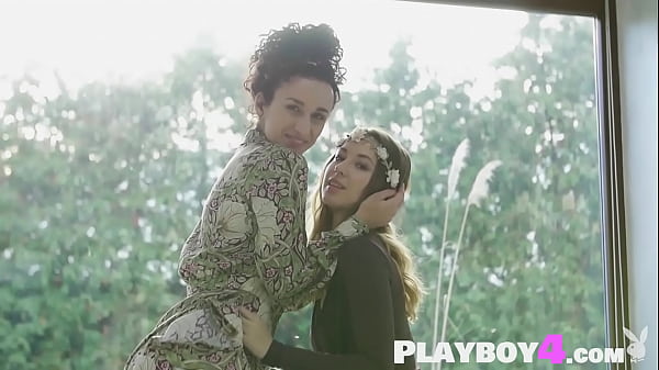 Small_tits brunette MILFs Sofi Ka and Gloria Sol posed naked_in the pool