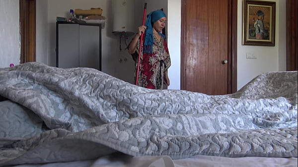 Play MP4 - A Turkish hotel maid is disturbed when tourist shows his big black cock