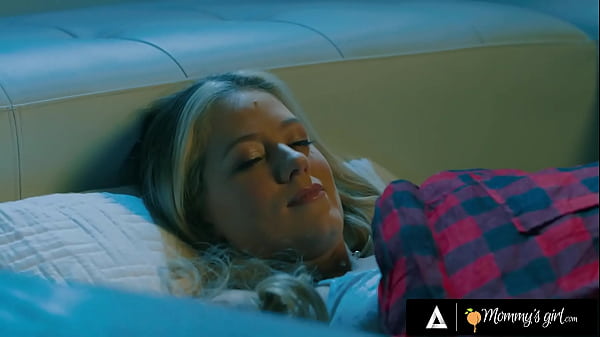 Play MP4 - MOMMY'S GIRL - Shocked River Lynn Caught Stepmom Annie King Under Bestie Gal Ritchie's Blanket