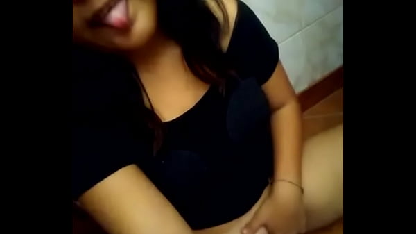 Saca lengua mientras se_toca