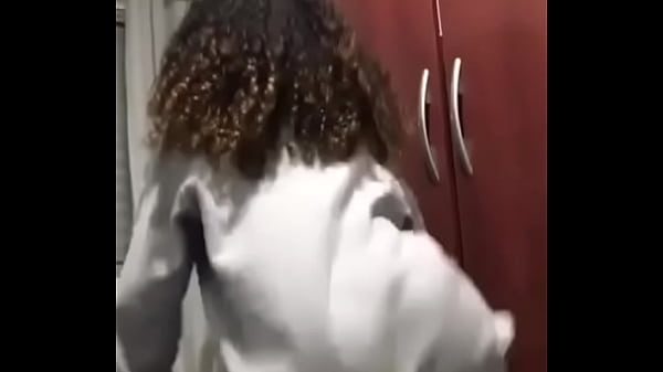 Otro de mi amiga moviendo las nalgas