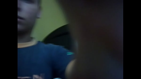 Fazendo um carinho para as gatas.