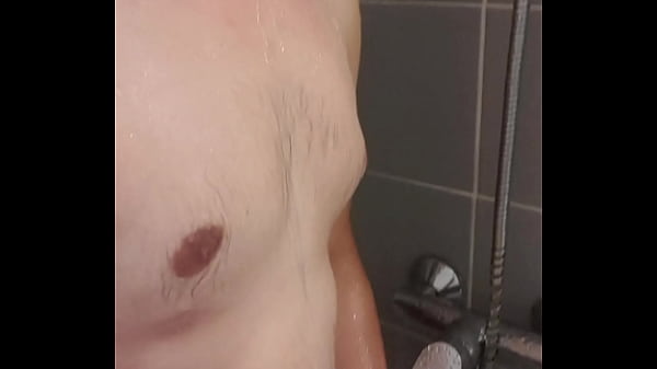 Qui me rejoins pour une petite douche apr&egrave;s mon sport? Bon r&eacute;veil &agrave; vous 