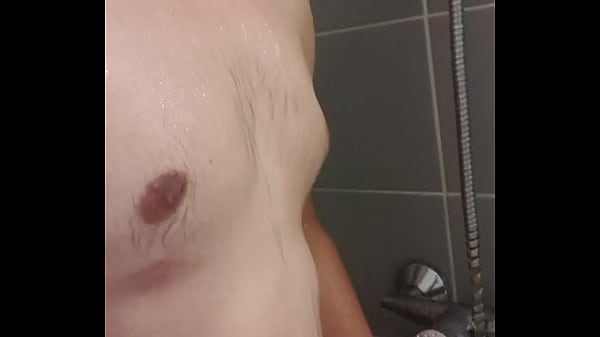 Qui me rejoins pour une petite douche apr&egrave;s mon sport bon r&eacute;veil &agrave; vous 