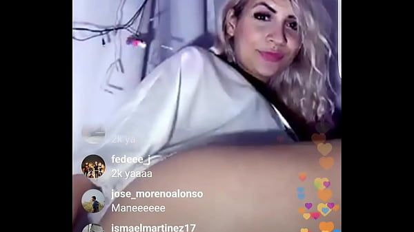 Play MP4 - Rubia usando vibrador en directo