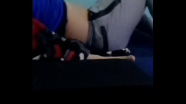 Play MP4 - Mi amigo se calienta jugando pesado