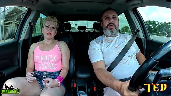 Play MP4 - A Milf mais conhecida da am&eacute;rica latina anda pelas ruas na carona pelada e parando o pessoal - Samirra Summer Atriz