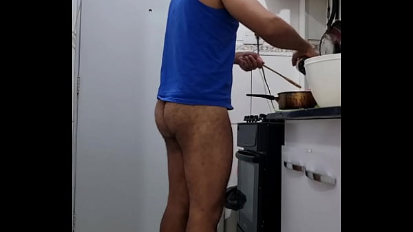 Play MP4 - Preparando o almo&ccedil;o peladinho algu&eacute;m gosta de ficar assim nuzinho&quest;