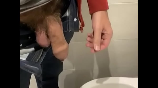 Play MP4 - Nice uncut cock pissing close