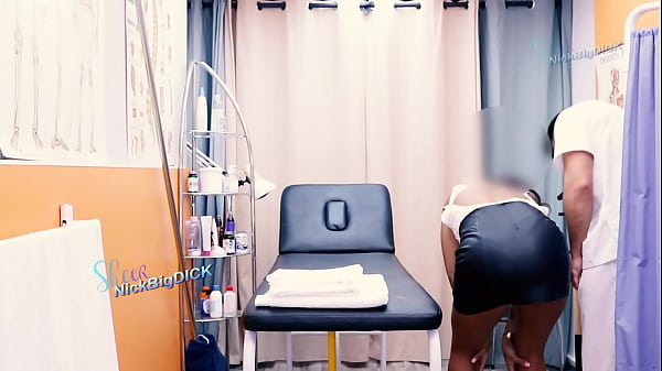 Masaje A Una Latina De 18 A&ntilde;os Que Tiene Dolor De Espalda thumbnail