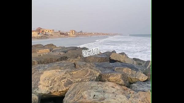 Play MP4 - Beach pussy flashing