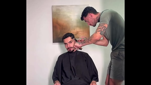 Play MP4 - Esse barbeiro n&atilde;o s&oacute; cortou bem como gozou gostoso