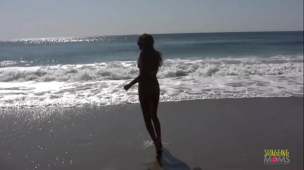 Play MP4 - Beach babe sucking and riding a cock in the studio