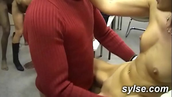 Play MP4 - 2 secretaires au bureau &colon; gangbang BBC avant la partouze en foret