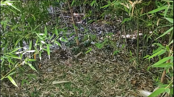 Play MP4 - OUTDOOR AMATEUR COUPLE lara croft cosplay