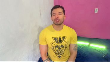 Chacal musculoso y de gran verga se la mete al vendedor de carros mientras le mostraba los autos 