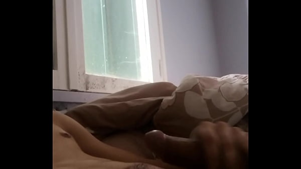 Flaco tocando su pene 