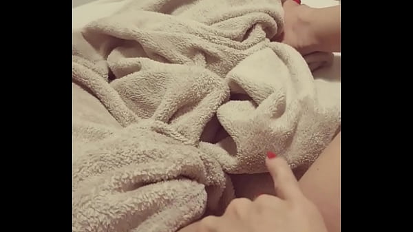 gemendo com a siririca no bucet&atilde;o 