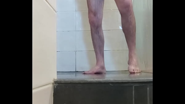 Douche avec rasage des testicules 