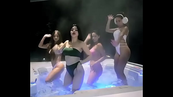 Cantora Anitta Provocando em Banheira com mulheres 