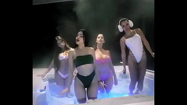 Cantora anitta provocando em banheira com mulheres 