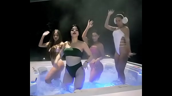 Anitta com Gostosas em Banheira no Motel