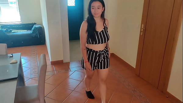 Madrastra Ninf&oacute;mana Masturba A Su Hijastro Hasta Que Se Corre En Sus Bragas thumbnail