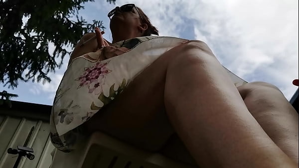 Sexy cigarettes smoked in a public garden for your Italian stepmother to_spy on_her