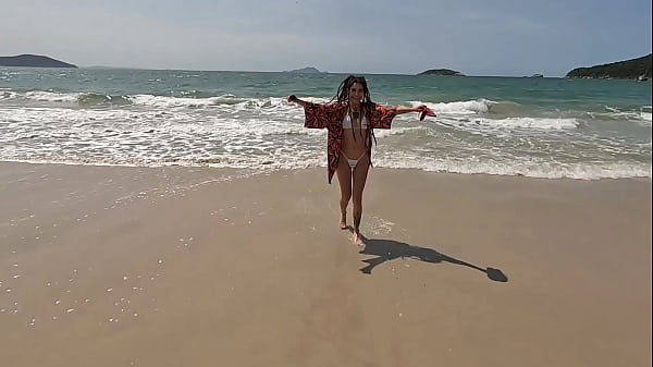 Orgia gostosa na praia deserta com meninas safadas