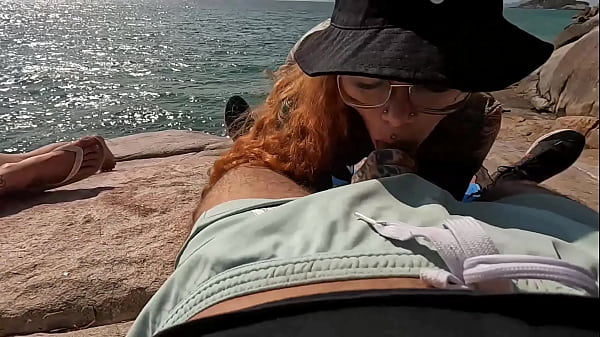 Orgia gostosa na praia deserta com meninas safadas