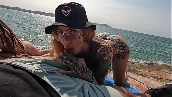 Orgia gostosa na praia deserta com meninas safadas