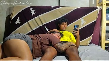 Jugando videojuegos con mi hermanastra y se acuesta en mi regazo... no creeras lo que paso despues Jugando videojuegos con mi hermanastra y se acuesta en mi regazo... no creeras lo que paso despues