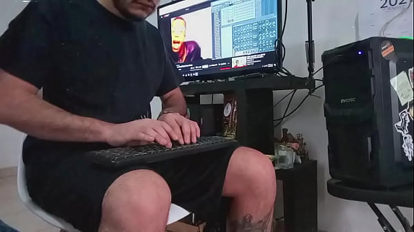 Nonton Latin Guy Playing A Nice Instrument thumbnail