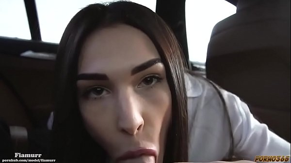 Brunette sucks_in a car