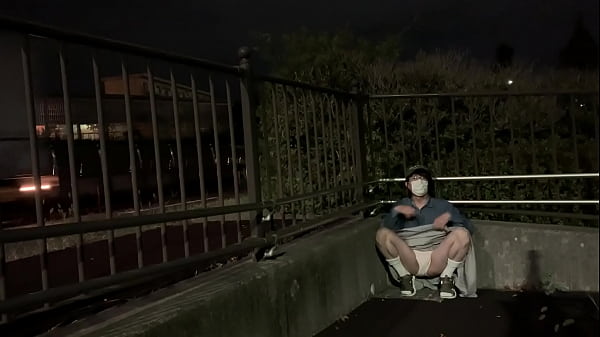 女装まゆが国道わきでパンチラ 