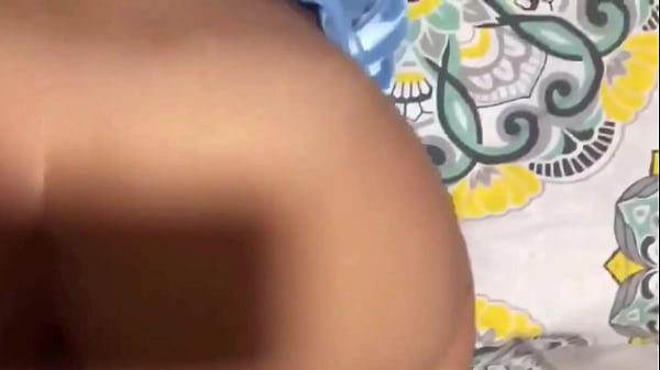 Encuentro una inocente culona de tetas peque&ntilde;as en el parque acepta follar en un motel a cambio de dinero 