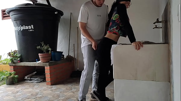 Play MP4 - Me folle a mi vecina mientras lavaba