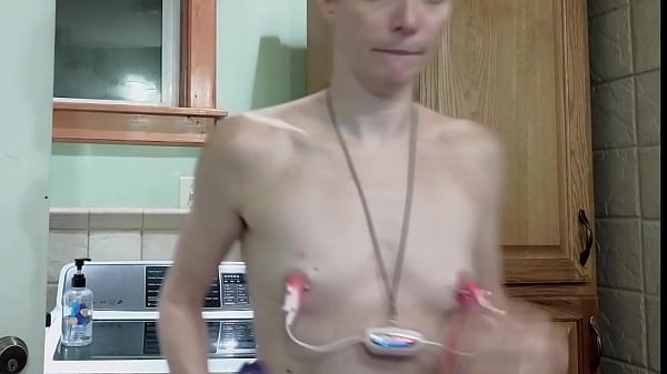 Nonton Bored Wife Fists Herself While Doing The Laundry thumbnail