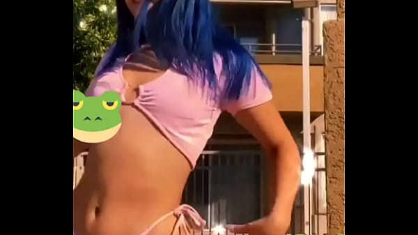 Novinha muito deliciosa de bikini rebolando 