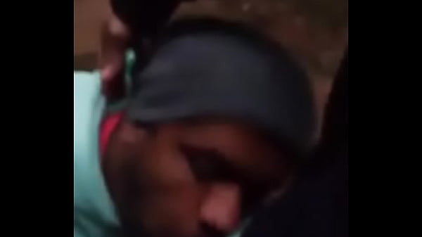 Cai de boca na rola de uma cara rua 