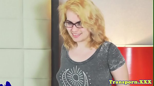 Young spex tranny toys ass while jerking off 