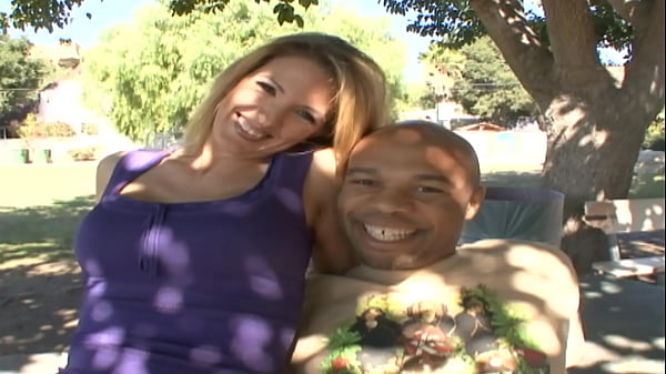 Nonton Una Troia Milf Bionda Scopa Davanti Al Marito thumbnail