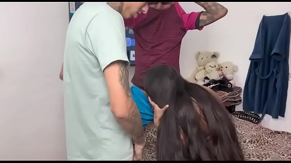 Play MP4 - F&atilde; do brinquedo realiza sonho de transar com ele e com namorado corninho junto