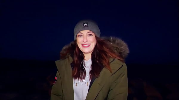 A camgirl fucks_with a fan