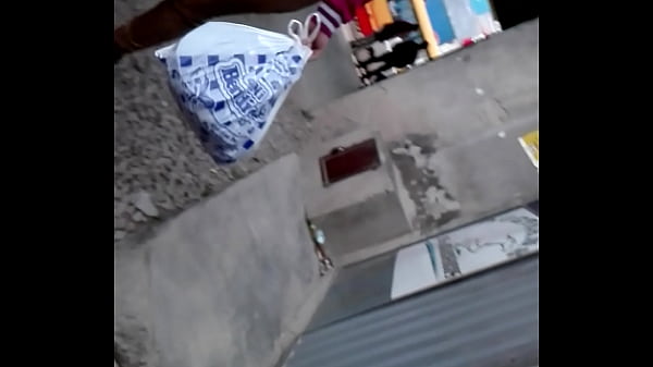 Culonasa en terminal con hijo de mano 