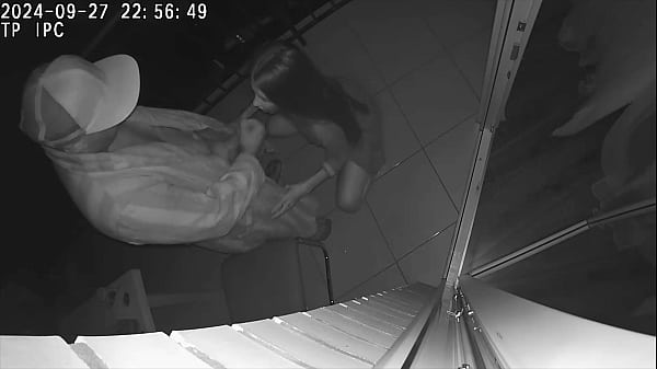 Настоящий обман! Жена и друг трахаются в отеле на балконе. Табу-секс thumbnail