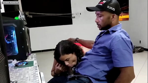 Chamei o tecnico pra atualizar meu computador ele mim chupou encima da mesa