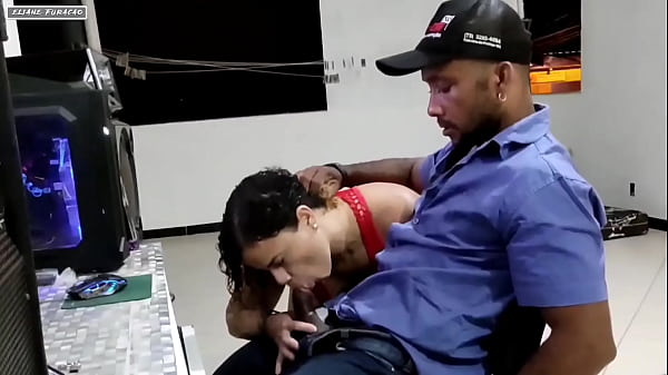 Chamei o tecnico pra atualizar meu computador ele mim chupou encima da mesa